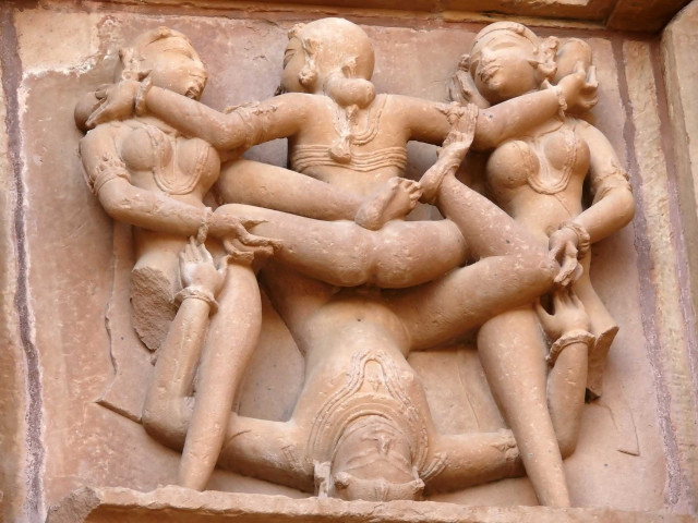 Tantra für Anfänger - Dein Einstieg in bewusste Sexualität - Alte Tantra Statue in Stein
