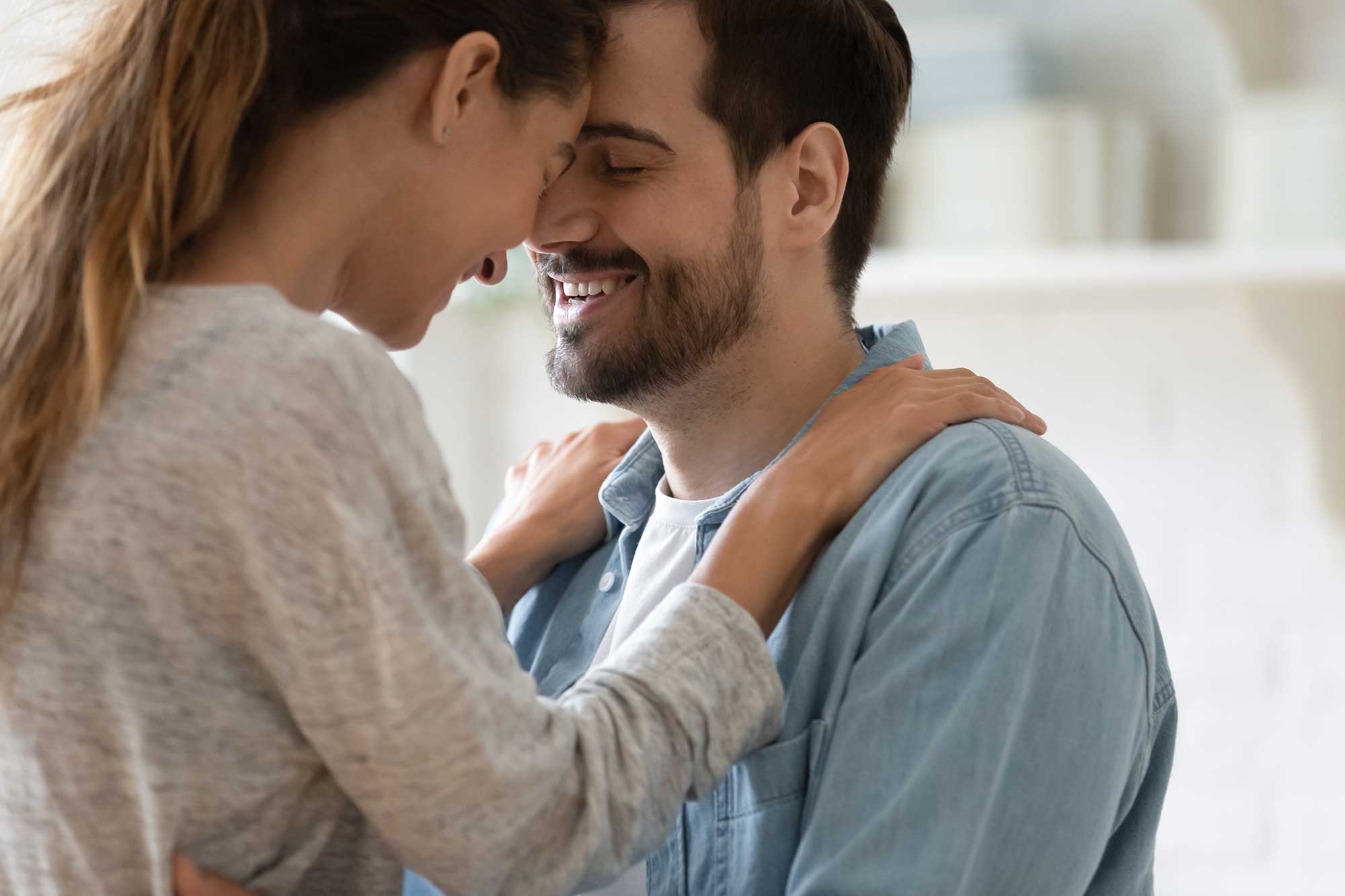 Mann und Frau legen ihre Köpfe stirn an stirn