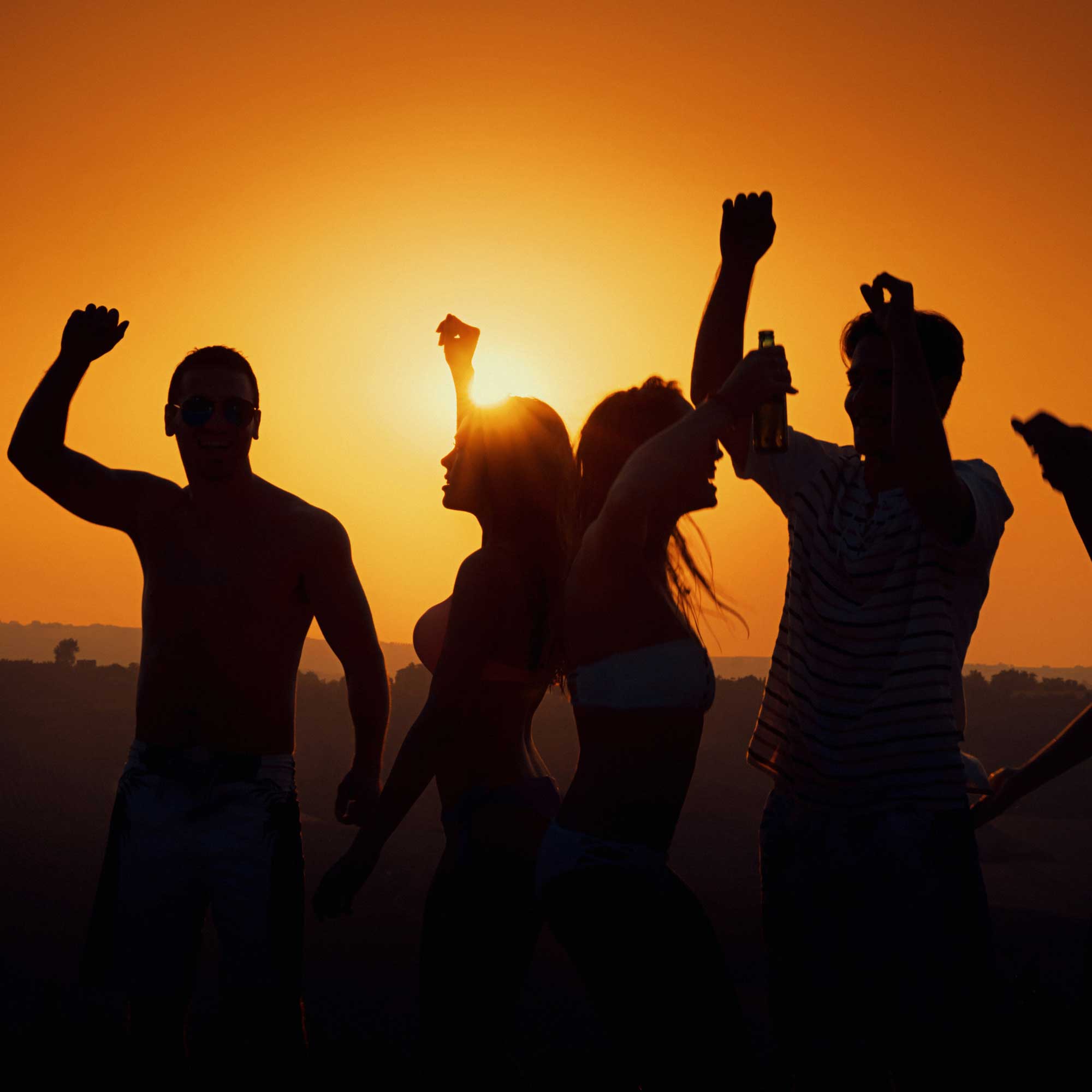 tanzende silhouetten im sonnenunergang