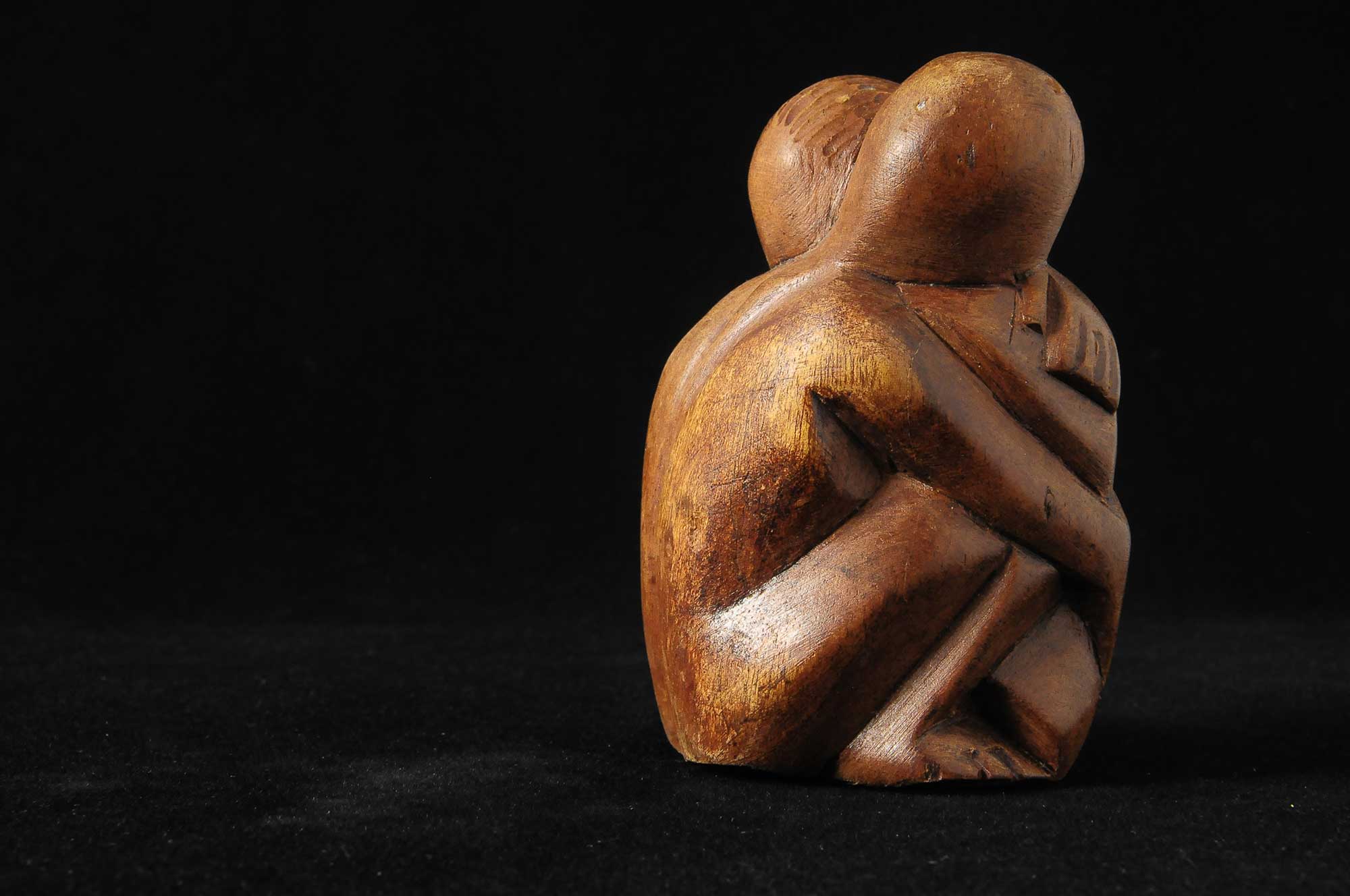Holzfiguren eng umschlungen
