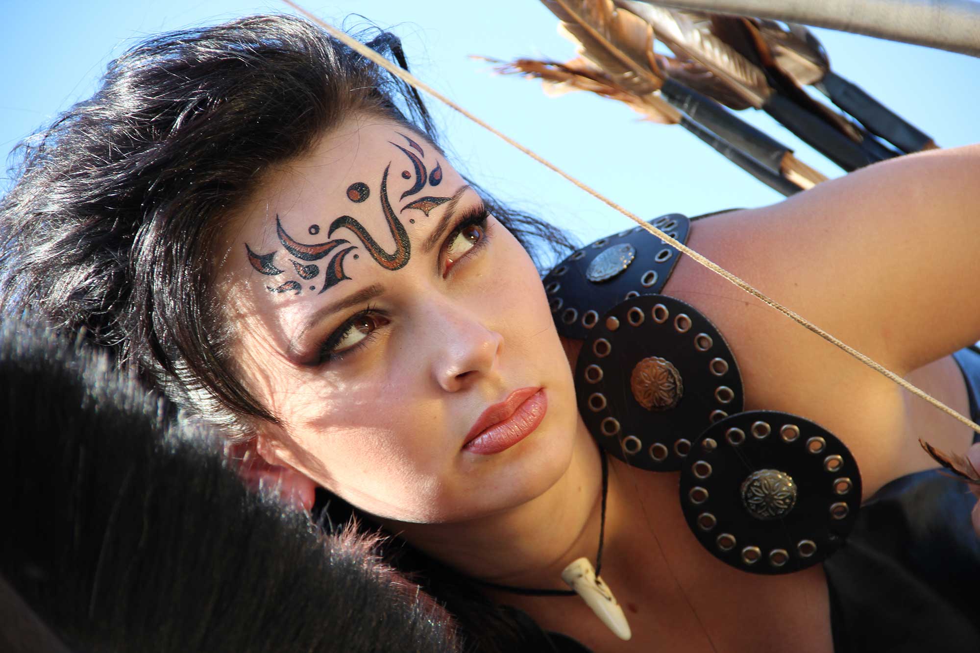 Amazone Kriegerin mit Gesichtsbemalung