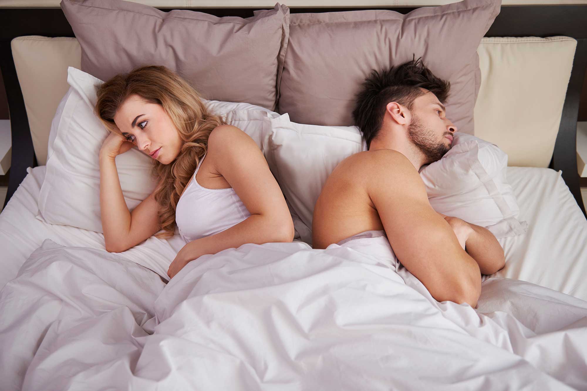 Wenn die Leidenschaft vergeht - Frau und Mann liegen im Bett und drehen sich den Rücken zu.