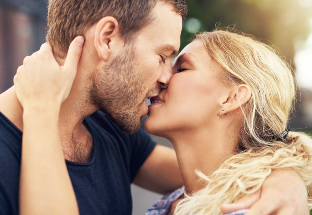Seminare / Dimensions of Love - Paarseminar - Mann und Frau küssen sich. Mann blond und Frau hat blonde Locken.