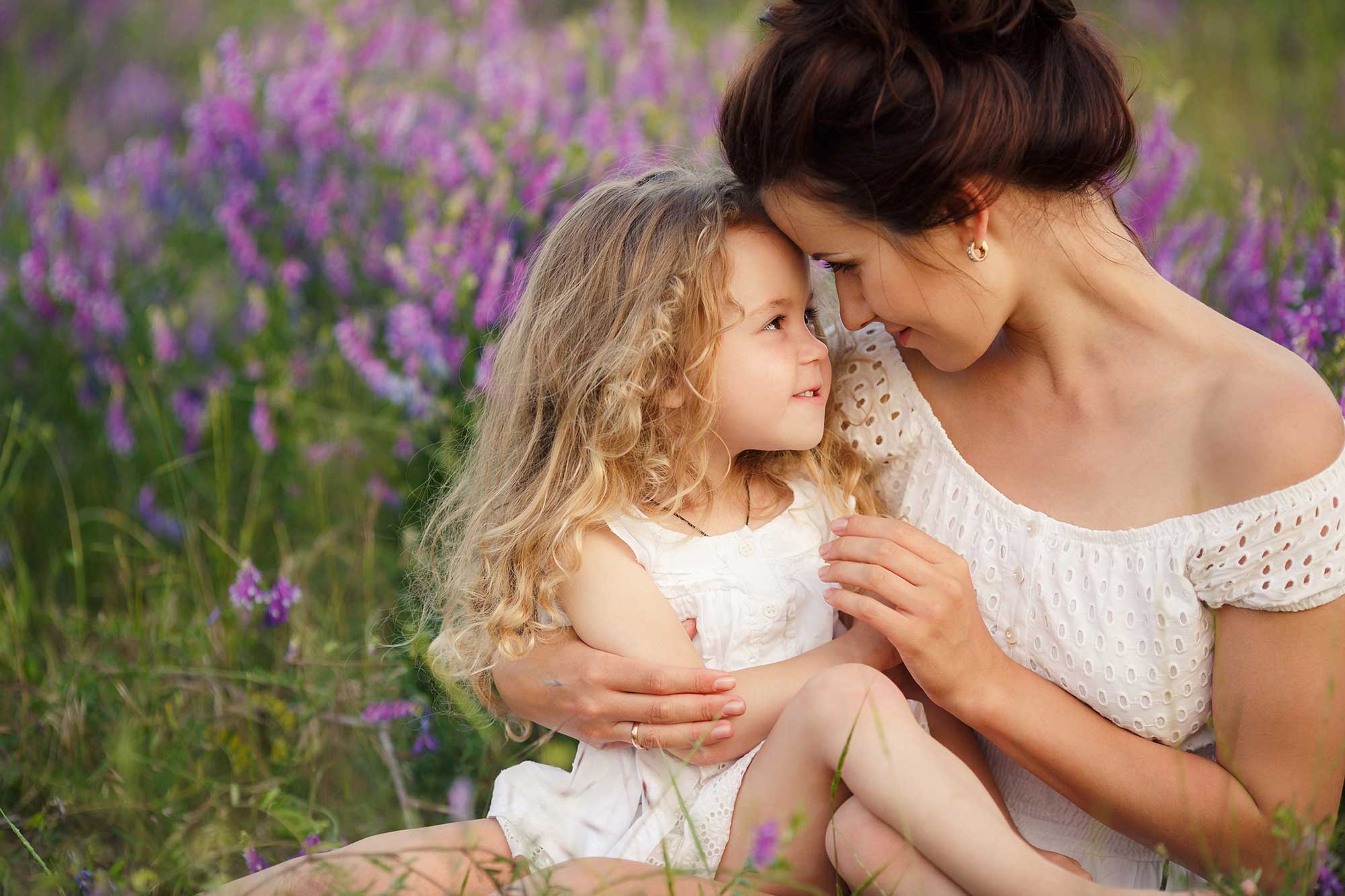 Kind sitzt bei ihrer Mama auf dem Schoß * 40