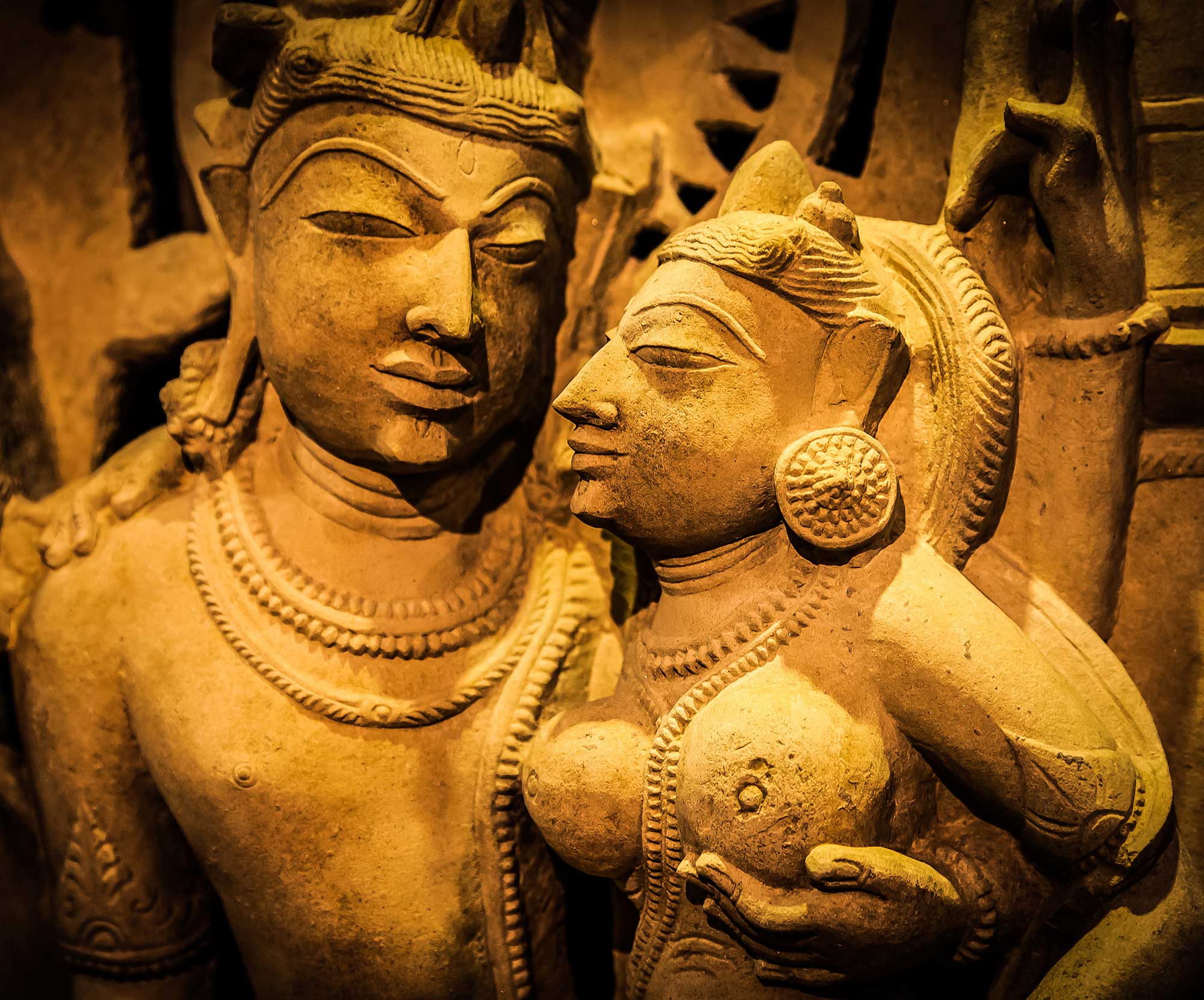 Seminare - tantrische Figur in gold-gelben Licht