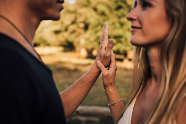 Seminare / Young Tantra Event - Mann und Frau bei sinnlicher Begegnung mit Handkontakt