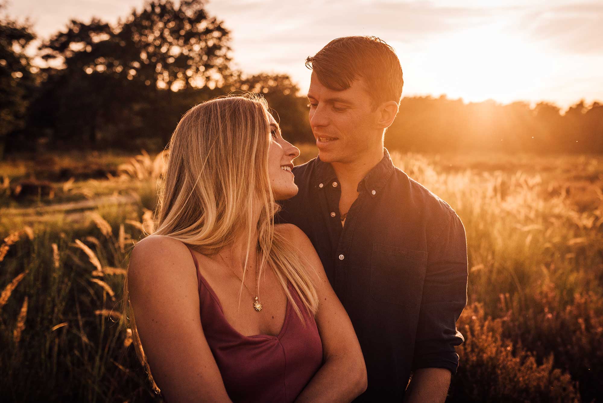 Mann und Frau in enger Umarmung in abendlicher Stimmung