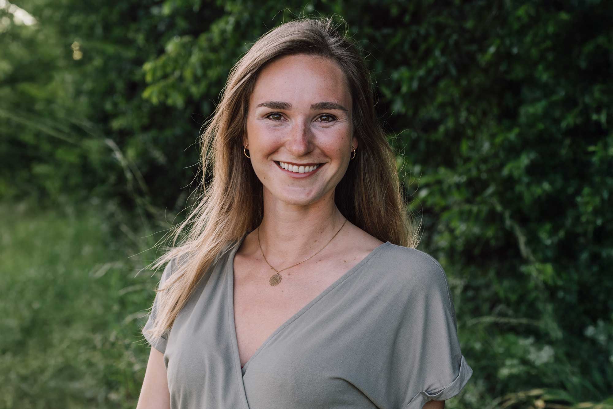 Verena Bust - Verena Bust vor grünen Bäumen