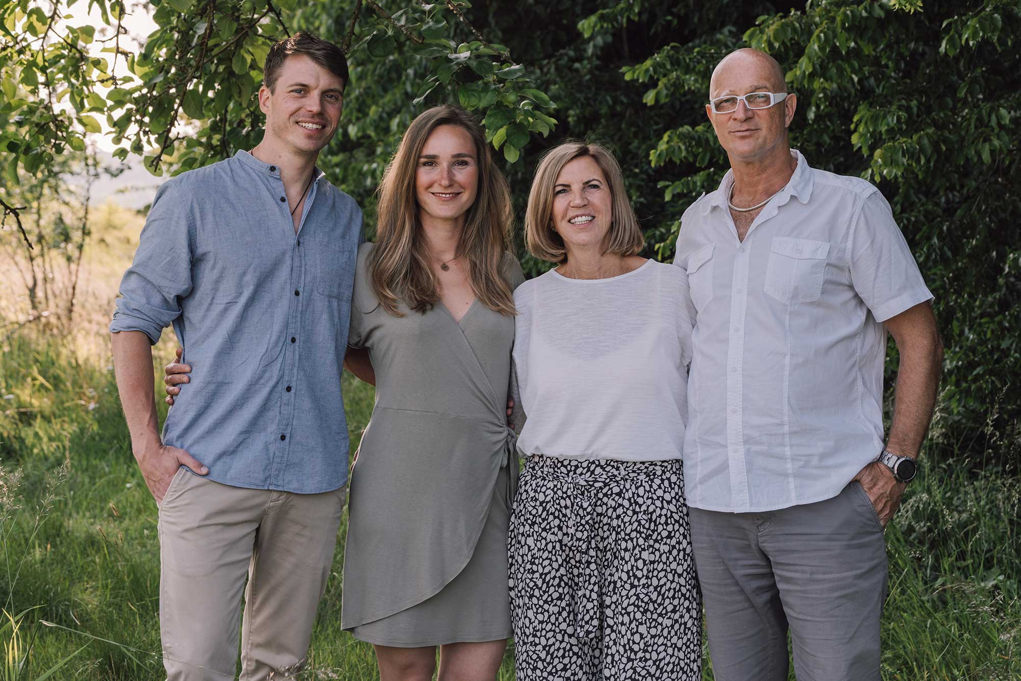 Gründer und neue Leitung - Gruppenbild der Seminarleitung in der Natur