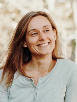 Olga - Frau lächelt in Kamera